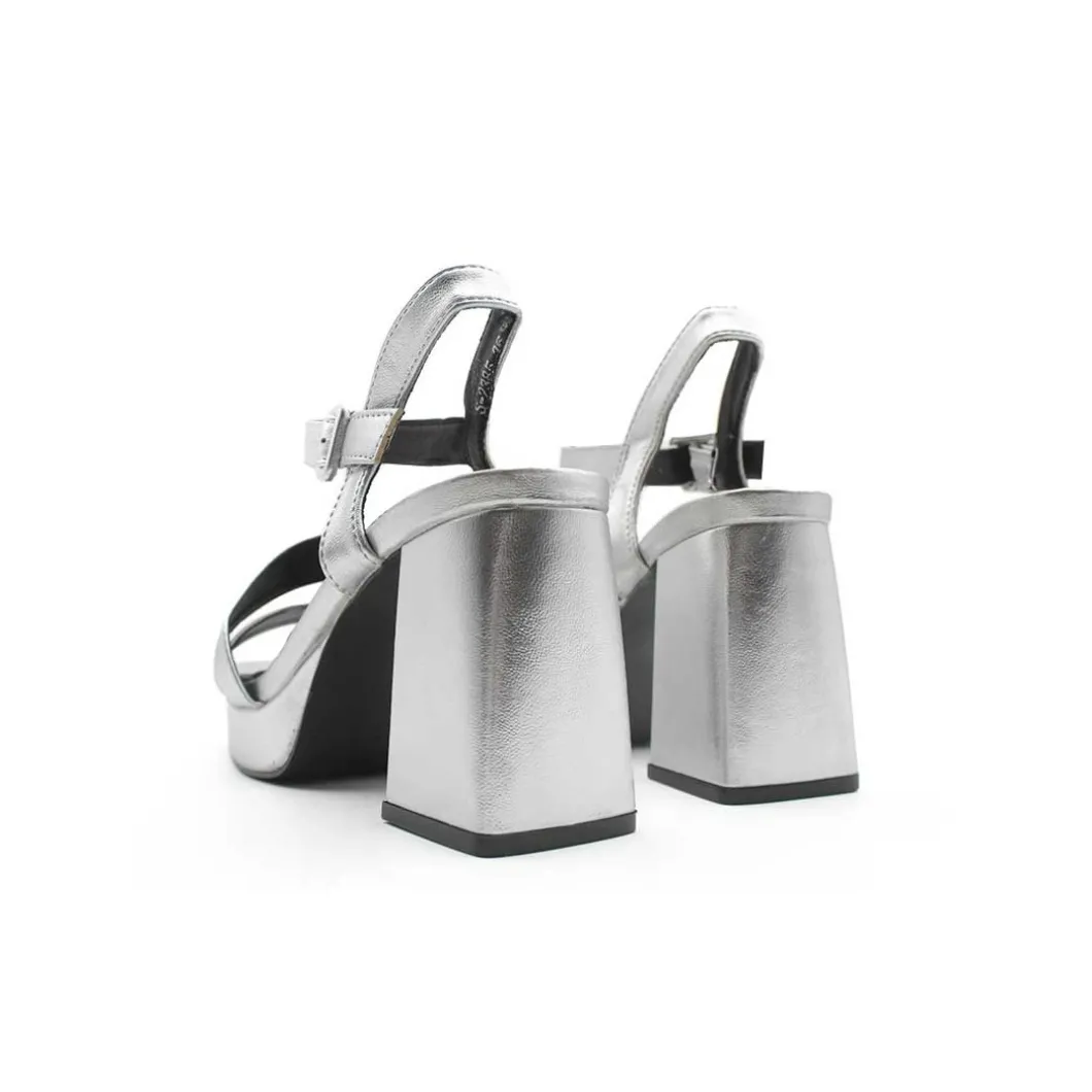 Sandalia metallic glow plata con plataforma