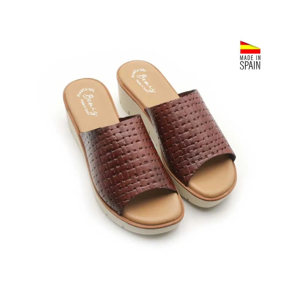 Sandalia mule cuña cuero