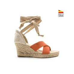 Sandalia naranja con elásticos cruzados