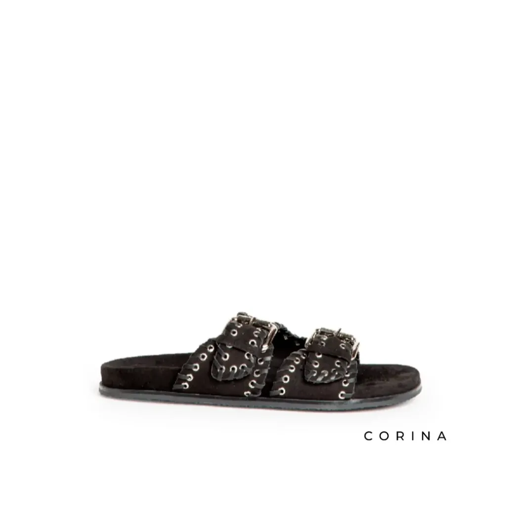 Sandalia negra con hebillas y tachuelas
