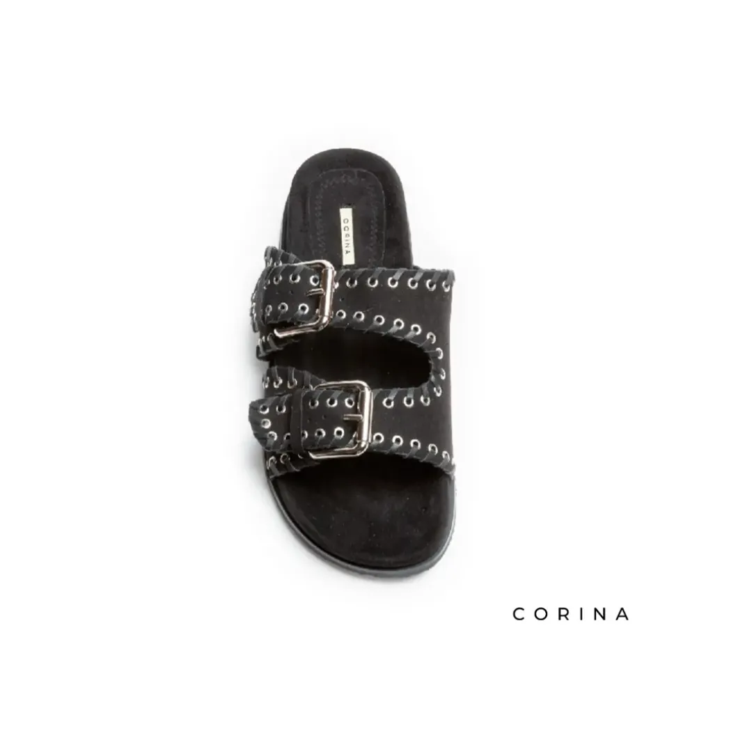 Sandalia negra con hebillas y tachuelas