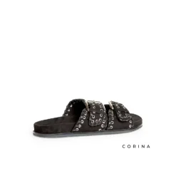 Sandalia negra con hebillas y tachuelas