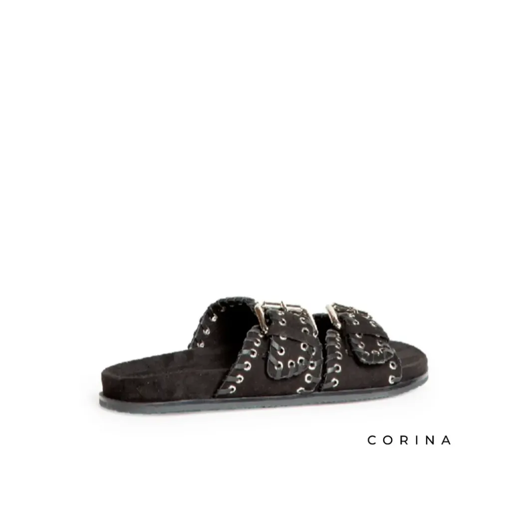 Sandalia negra con hebillas y tachuelas