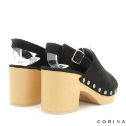 Sandalia negra con tachas y tacón madera