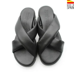 Sandalia negra con tiras tubulares cruzadas