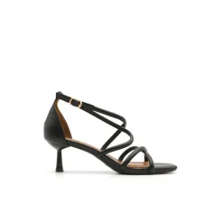 Sandalia negra straps con tacón fino