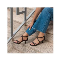 Sandalia negra straps con tacón fino