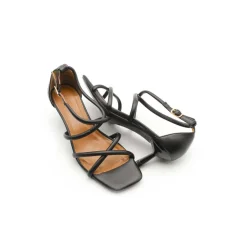 Sandalia negra straps con tacón fino