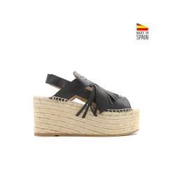 Sandalia plataforma negra con flecos