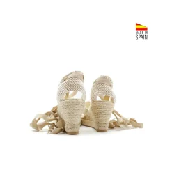 Sandalia platino con elásticos cruzados
