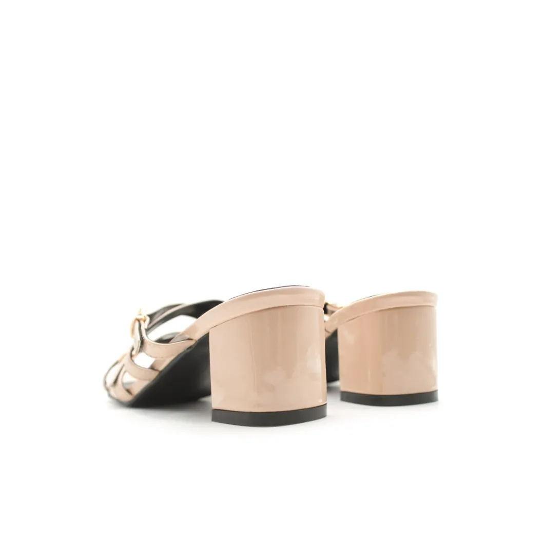 Sandalia talla grande beige de tacón cuadrado