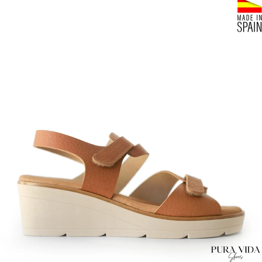Sandalia velcros marrón con cuña cómoda