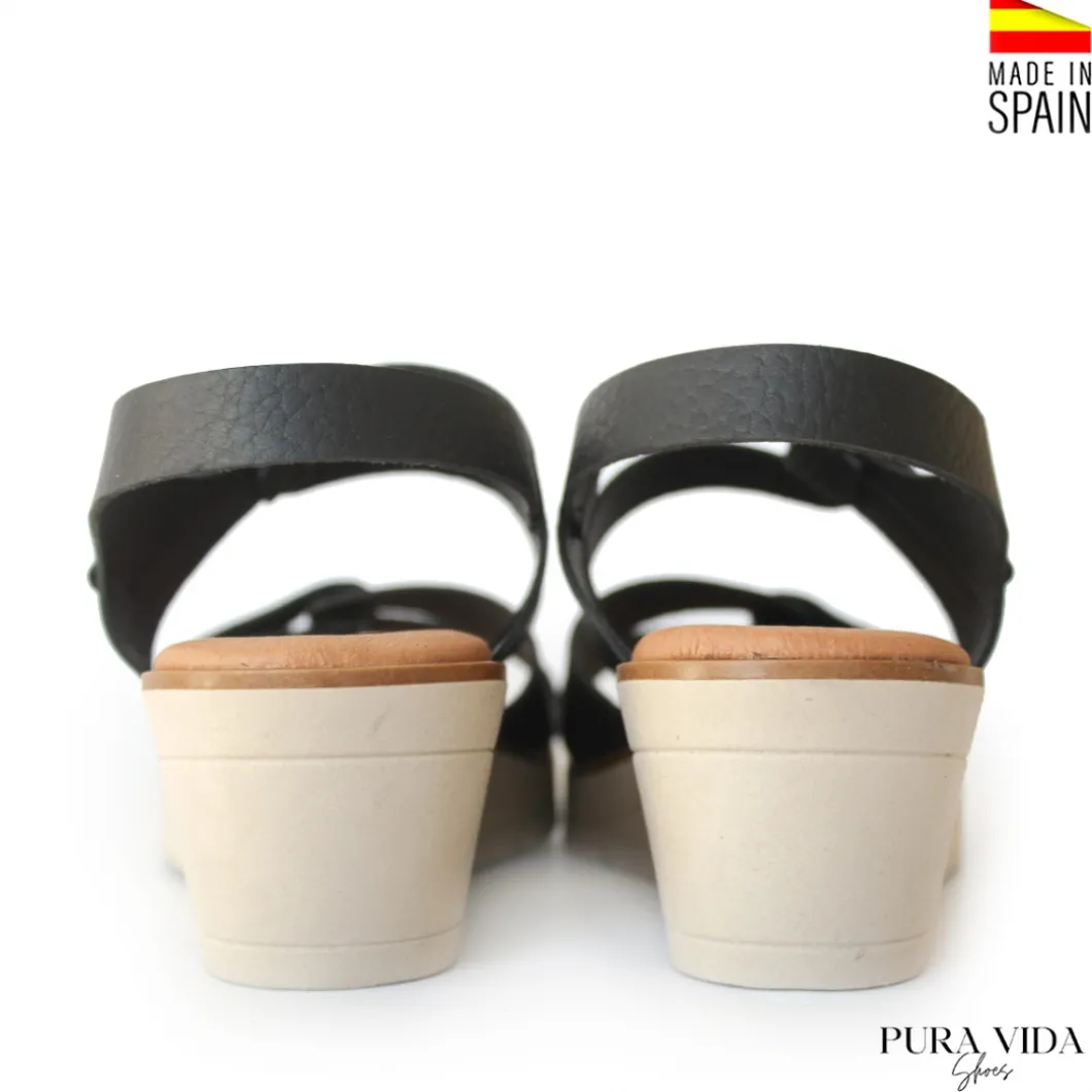 Sandalia velcros negra con cuña cómoda