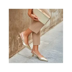 Stiletto dorado con tacón fino medio