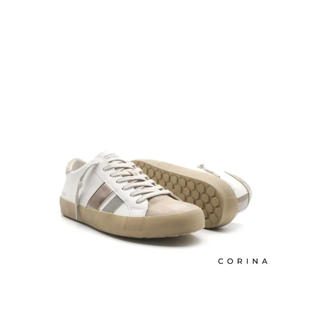 Zapatilla blanca con detalle plomo