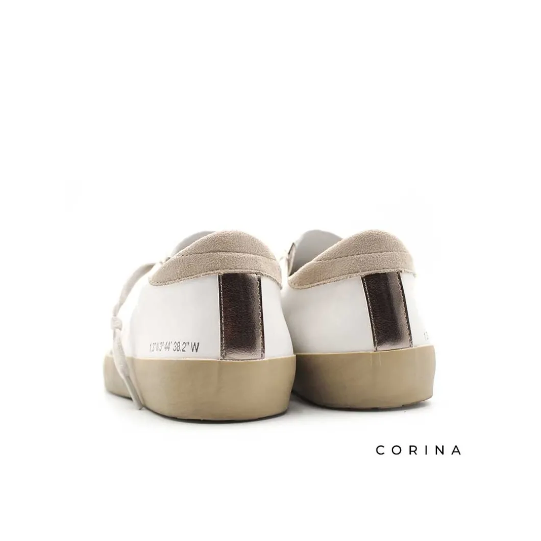 Zapatilla blanca con detalle plomo
