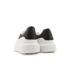 Zapatilla con plataforma en blanco y negro
