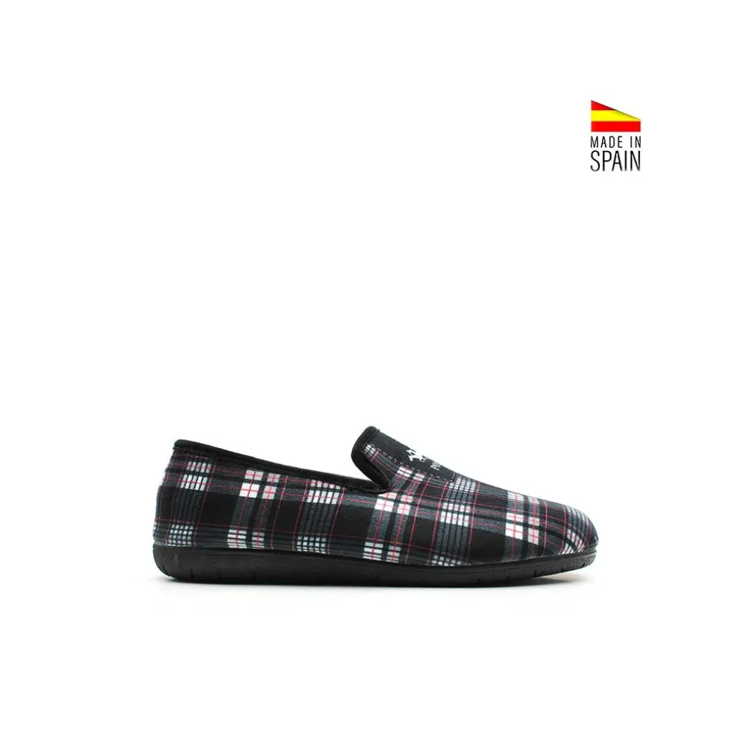 Zapatilla de casa cerrada negra
