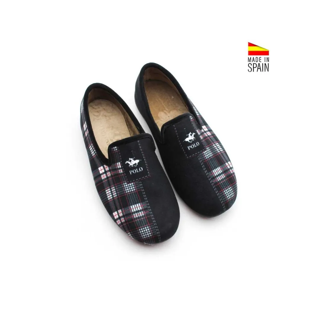 Zapatilla de casa cerrada negra