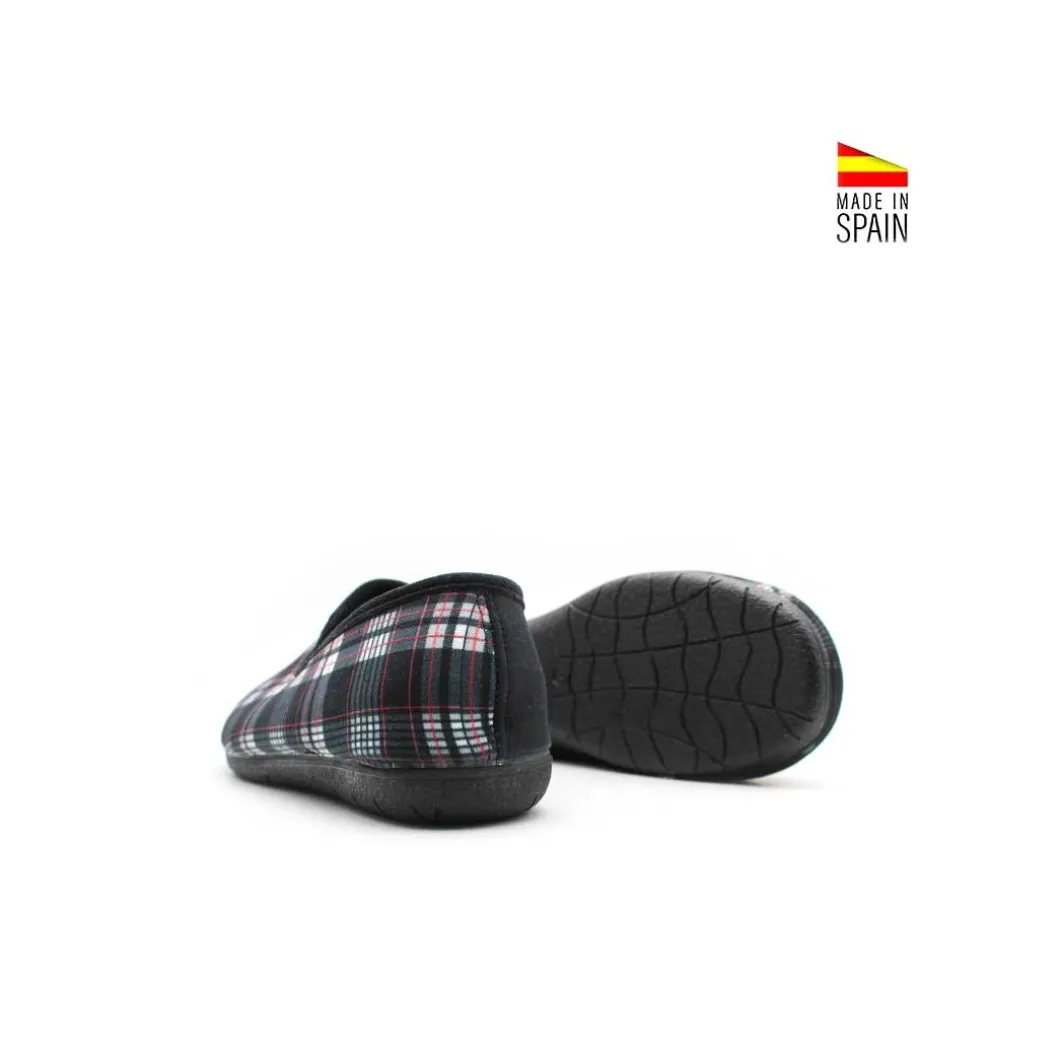 Zapatilla de casa cerrada negra