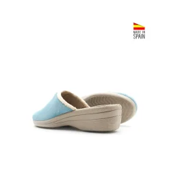 Zapatilla de casa cuña celeste destalonada