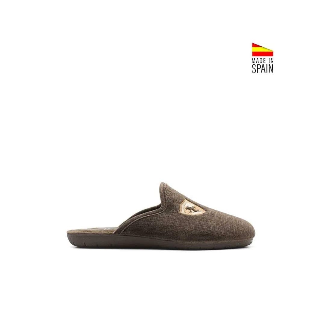 Zapatilla de casa marrón con escudo