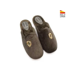 Zapatilla de casa marrón con escudo