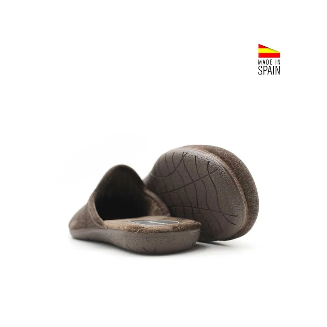 Zapatilla de casa marrón con escudo