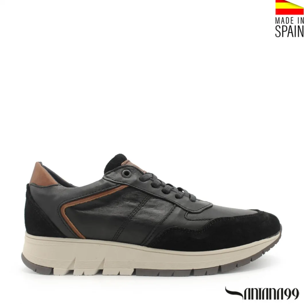 Zapatilla de piel negra
