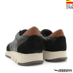 Zapatilla de piel negra