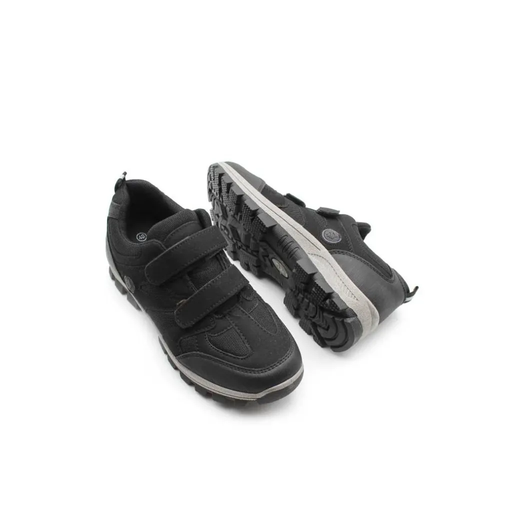 Zapatilla negra con velcros estilo trekking
