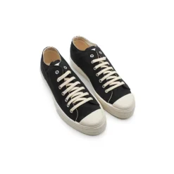 Zapatilla negra de lona con cordones