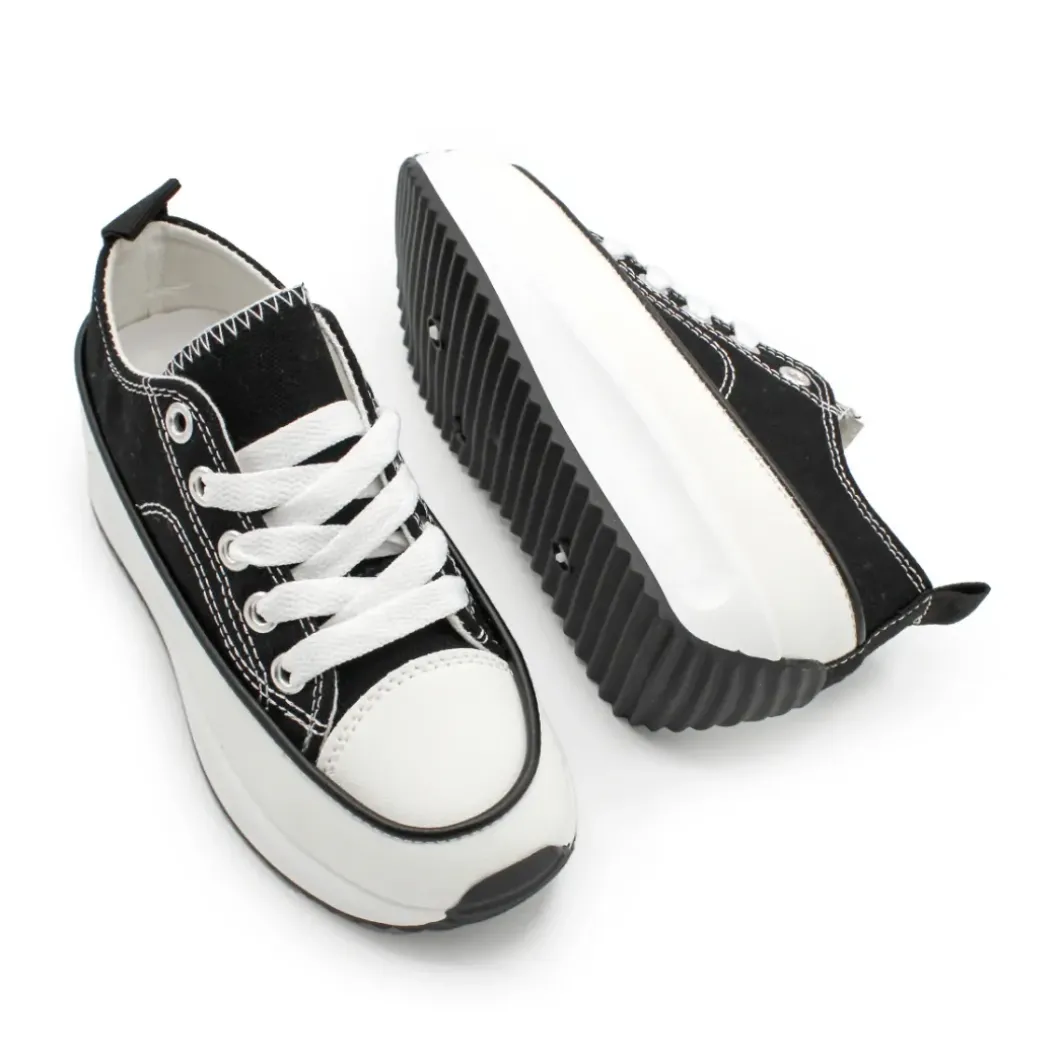 Zapatilla negra hike plataforma