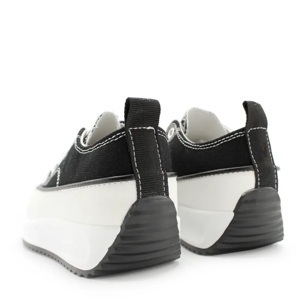 Zapatilla negra hike plataforma