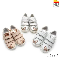 Zapatillas con mariposas y velcros