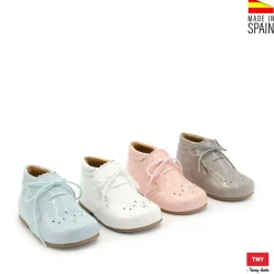 ZAPATO ABOTINADO LENGÜETA CHAROL