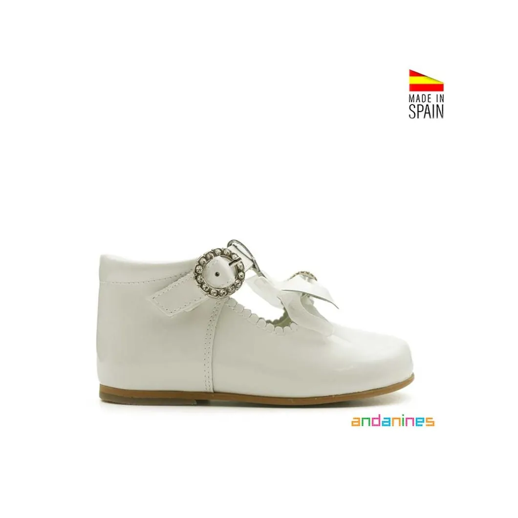 Zapato bebé blanco roto