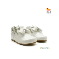 Zapato bebé blanco roto