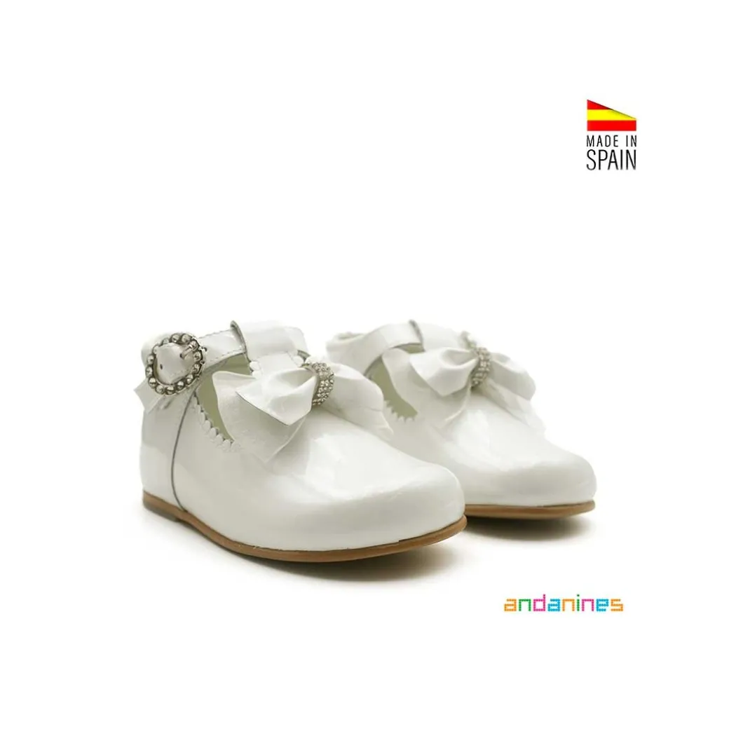 Zapato bebé blanco roto