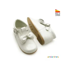 Zapato bebé blanco roto