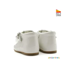 Zapato bebé blanco roto