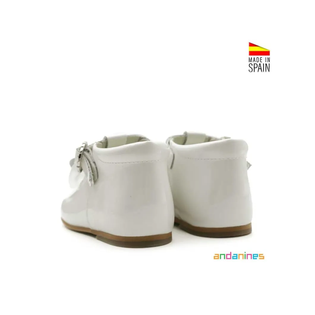 Zapato bebé blanco roto