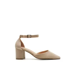 Zapato beige cómodo tacon medio