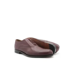 Zapato burdeos de piel con suela de cuero