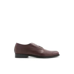 Zapato burdeos de piel con suela de cuero