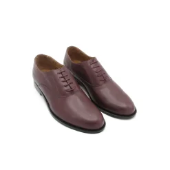 Zapato burdeos de piel con suela de cuero