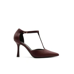 Zapato burdeos de tacón fino con pulsera T