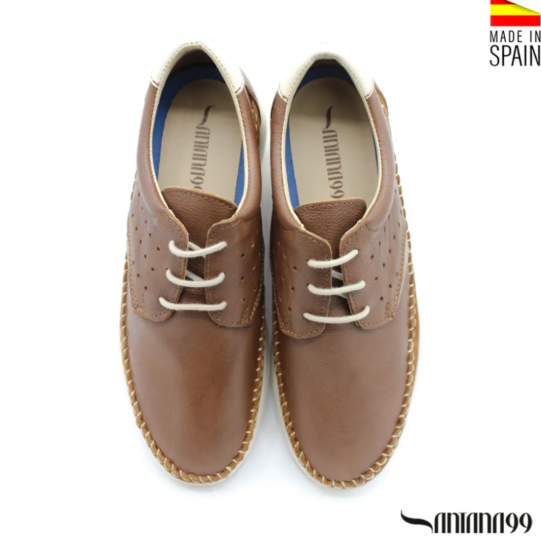 Zapato con cordones de piel marrón