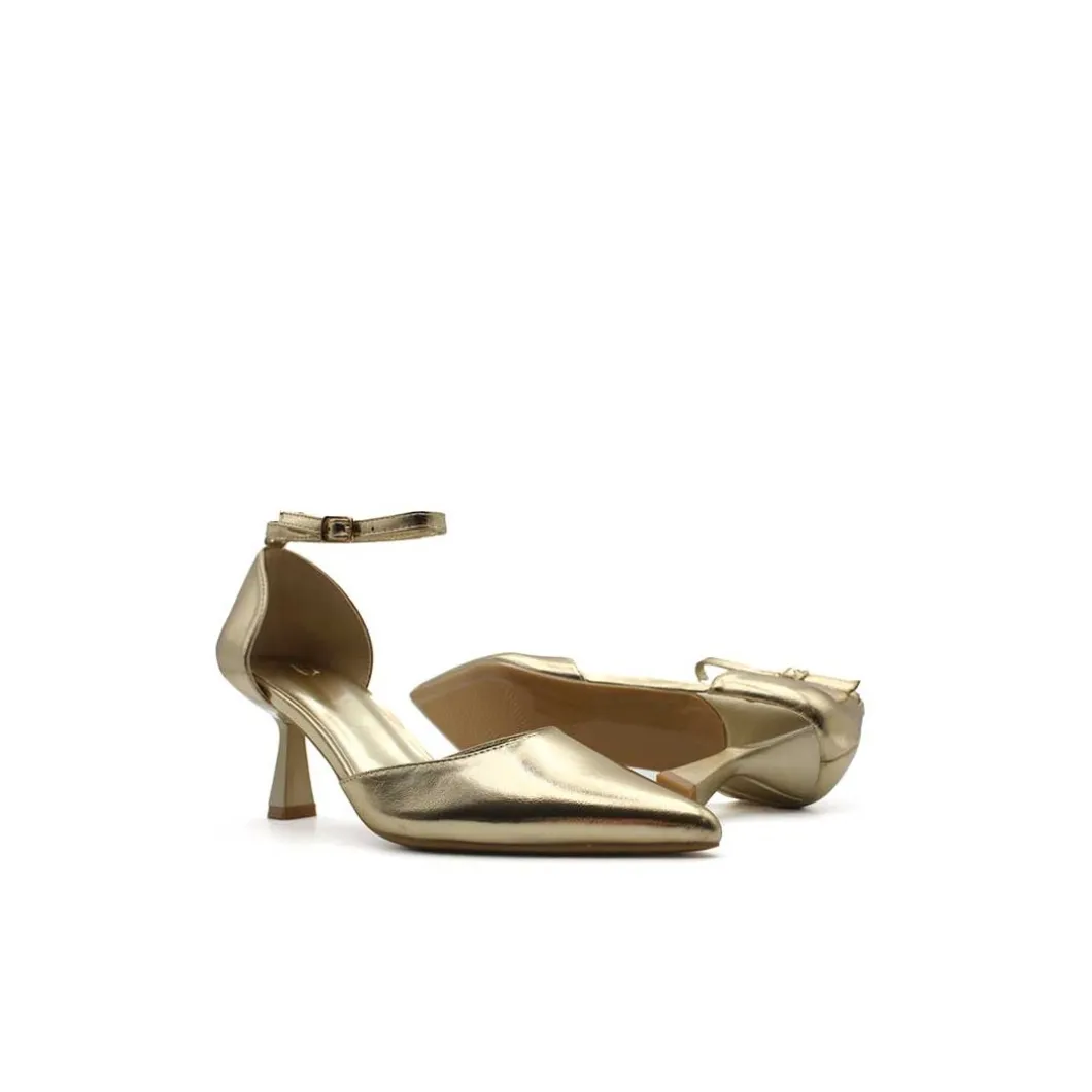 Zapato de salón dorado con tacón fino