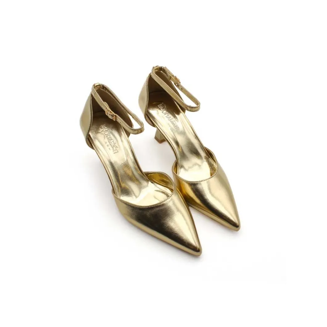 Zapato de salón dorado con tacón fino